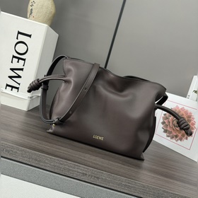 Loewe Новая версия клатча Flamenco из