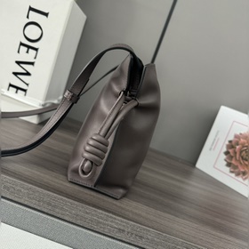 Loewe Новая версия клатча Flamenco из