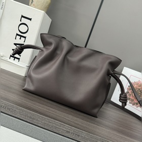 Loewe Новая версия клатча Flamenco из