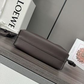 Loewe Новая версия клатча Flamenco из