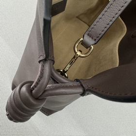 Loewe Новая версия клатча Flamenco из