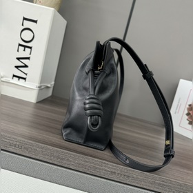 Loewe Новая версия клатча Flamenco из