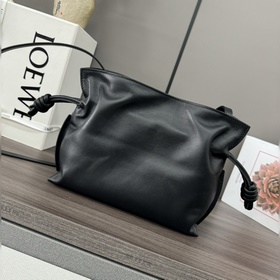 Loewe Новая версия клатча Flamenco из