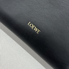 Loewe Новая версия клатча Flamenco из