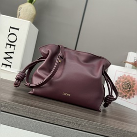 Loewe Новая версия клатча Flamenco из