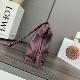 Loewe Новая версия клатча Flamenco из