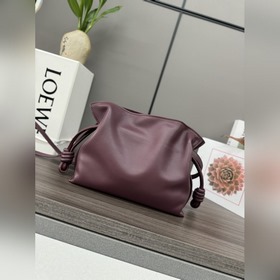 Loewe Новая версия клатча Flamenco из