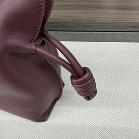 Loewe Новая версия клатча Flamenco из