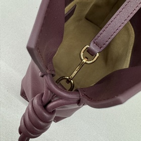 Loewe Новая версия клатча Flamenco из