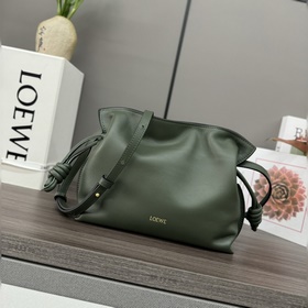 Loewe Новая версия клатча Flamenco из