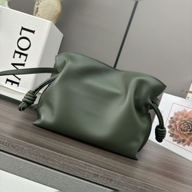 Loewe Новая версия клатча Flamenco из
