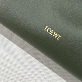 Loewe Новая версия клатча Flamenco из
