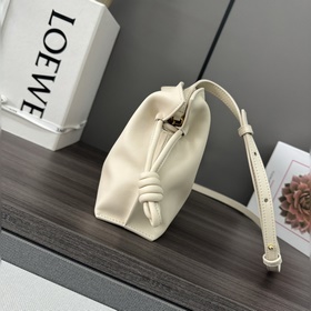 Loewe Новая версия клатча Flamenco из