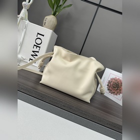 Loewe Новая версия клатча Flamenco из