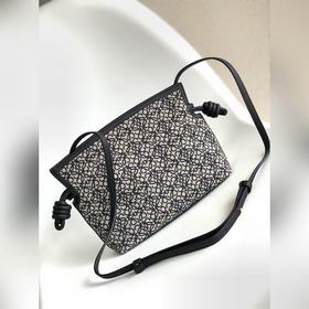 Loewe Anagram： клатч Flamenco из жакк