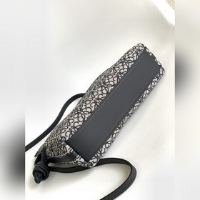 Loewe Anagram： клатч Flamenco из жакк