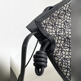 Loewe Anagram： клатч Flamenco из жакк
