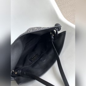Loewe Anagram： клатч Flamenco из жакк