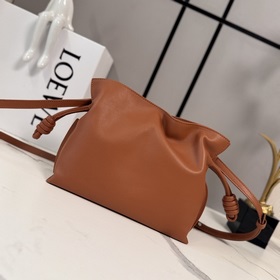 Loewe Новая версия клатча Flamenco из