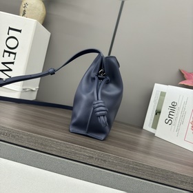 Loewe Новая версия клатча Flamenco из