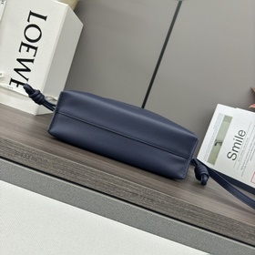 Loewe Новая версия клатча Flamenco из