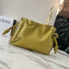 Loewe Новая версия клатча Flamenco из