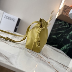 Loewe Новая версия клатча Flamenco из