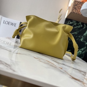 Loewe Новая версия клатча Flamenco из
