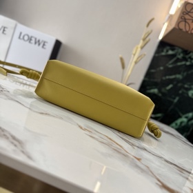 Loewe Новая версия клатча Flamenco из