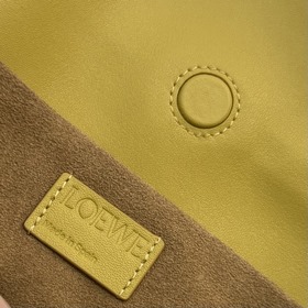Loewe Новая версия клатча Flamenco из