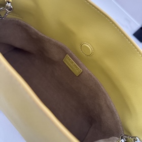 Loewe Новая версия клатча Flamenco из