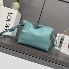 Loewe Новая версия клатча Flamenco из