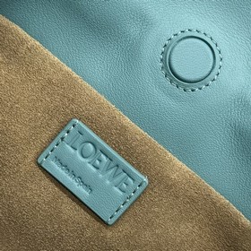 Loewe Новая версия клатча Flamenco из