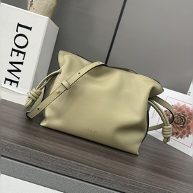 Loewe Новая версия клатча Flamenco из