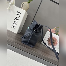 Новая модель Loewe — клатч Flamenco из