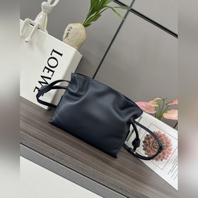 Новая модель Loewe — клатч Flamenco из