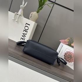 Новая модель Loewe — клатч Flamenco из