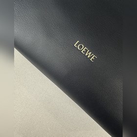 Новая модель Loewe — клатч Flamenco из