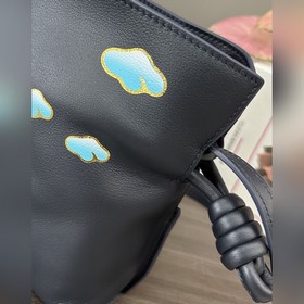 Новая модель Loewe — клатч Flamenco из