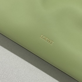 Loewe Новая версия клатча Flamenco из