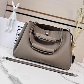 Loewe  Новая модель большой сумки Ma