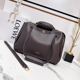 Loewe  Новая модель средней сумки Ma