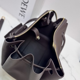 Loewe  Новая модель средней сумки Ma