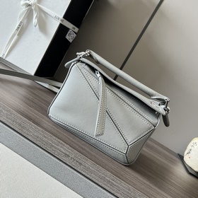 Loewe Мини-сумка Puzzle из классическ