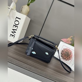 Loewe Мини-сумка Puzzle из классическ