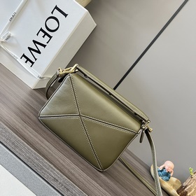 Loewe  Мини-сумка Puzzle из классичес