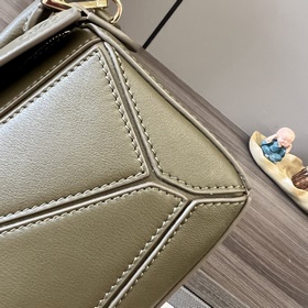 Loewe  Мини-сумка Puzzle из классичес