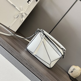 Loewe Мини-сумка Puzzle из зернистой