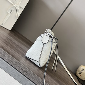 Loewe Мини-сумка Puzzle из зернистой 