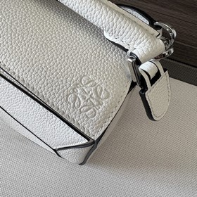 Loewe Мини-сумка Puzzle из зернистой 
